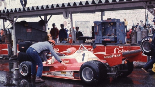 4f1-japanese-gp-1976-n.Lauda.jpg